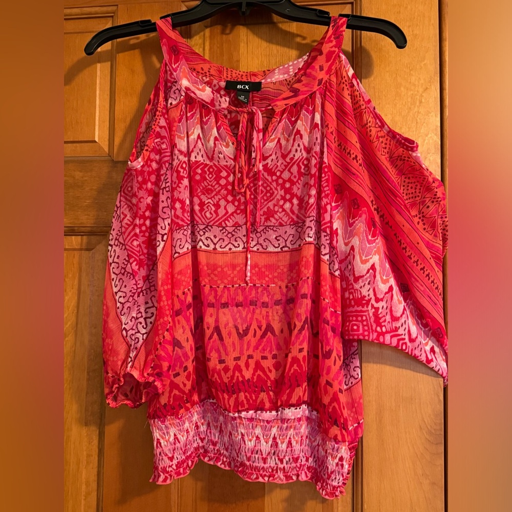 Cold shoulder 3/4 length sleeve with cut out shoulders. Size M Great condition